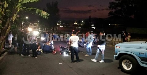 Fuerte choque entre motociclistas deja 2 heridos al poniente de Morelia