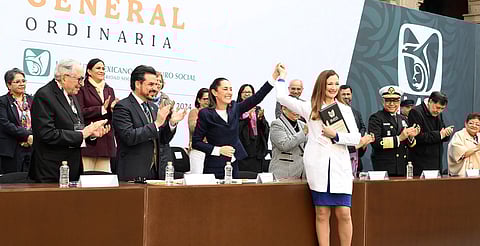 En noviembre de 2024, las doctoras Fryda Medina y Natividad Neri, directivas de Unidades Médicas de Alta Especialidad, recibieron de manos de la presidenta Claudia Sheinbaum un galardón por su trayectoria institucional