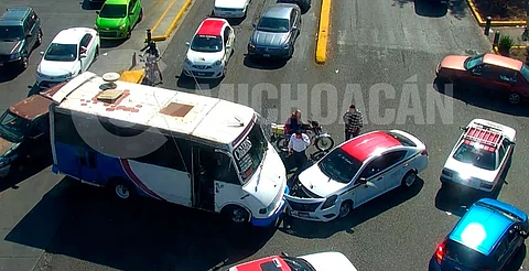 Camión y taxi chocan en Morelia