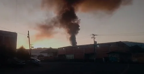 Se registra incendio de llantas y maleza cerca de Ciudad Salud, Morelia
