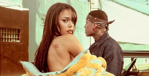 Danna Paola y Santa Fe Klan estrenan "Nada es para Siempre"