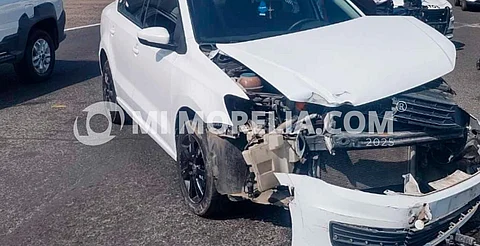 Tren impacta a vehículo en el libramiento de Morelia, cerca de la SSP