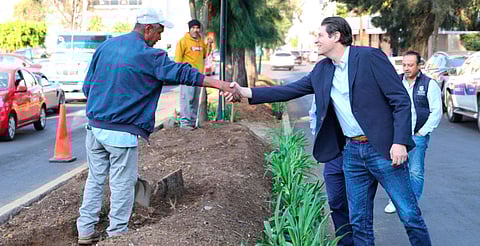 Alfonso Martínez supervisa rehabilitación de camellón en Artilleros del 47