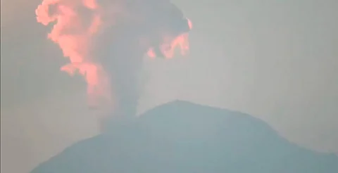 Volcán Popocatépetl amanece con exhalación de gran tamaño