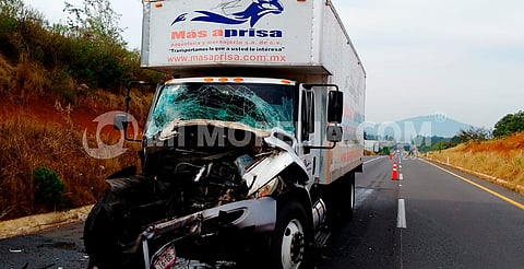 Torton de mensajería choca por alcance contra camión maderero en la Siglo XXI