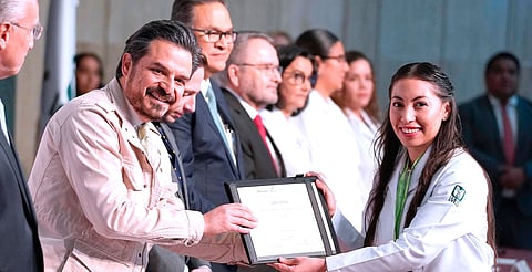 Explicó que el IMSS ha incrementado los espacios disponibles para jóvenes seleccionados, ya que actualmente el 93 por ciento de los residentes se encuentran en unidades de Primer y Segundo Nivel de atención, y el 7 por ciento en unidades médicas de Tercer Nivel