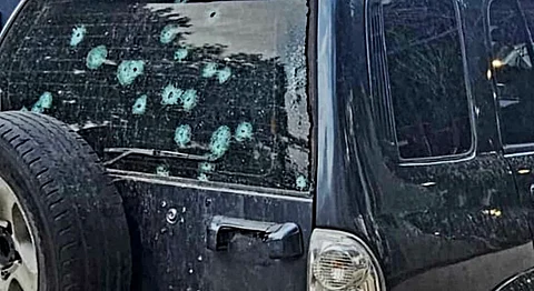 Morelia: encapuchado ataca camioneta de maestros; presuntamente intentó asaltarlos