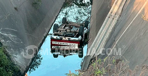 Hombre muere ahogado tras caer con su camioneta a canal de aguas negras, en LC