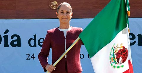 La jefa del Ejecutivo Federal y Comandanta Suprema de las Fuerzas Armadas abanderó de manera simultánea y virtualmente a mil escoltas de escuelas primarias y secundarias de la Secretaría de Educación Pública de todo el país y a 56 escoltas de las Fuerzas Armadas de México