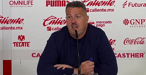 Óscar García, auxiliar técnico de Chivas, permanece bajo observación médica