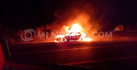 Auto arde en llamas en la autopista Siglo XXI