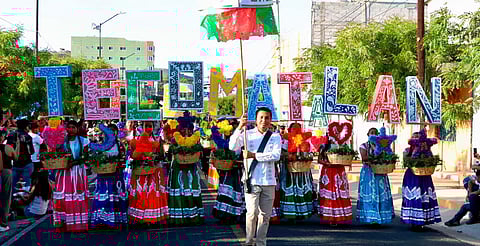 Colorido desfile de carnaval, jaripeo ranchero y Los Plebes del Rancho inauguraron la fiesta popular
