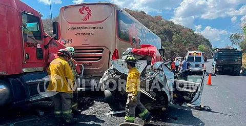 Taxi es embestido por tráiler en la Morelia-Pátzcuaro; hay dos heridos
