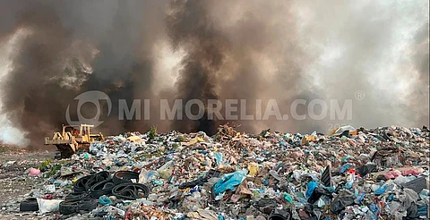 Bomberos combaten sin descanso incendio en Basurero Municipal de Apatzingán