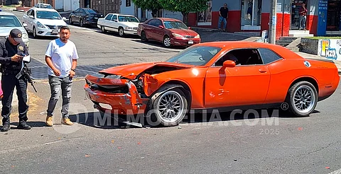 Choque entre Charger y Audi deja dos mujeres heridas en Uruapan