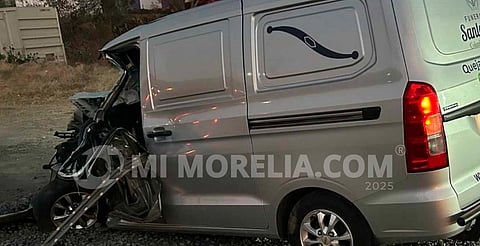 Chofer de carroza fúnebre queda herido tras choque contra tráiler en la Morelia-Maravatío