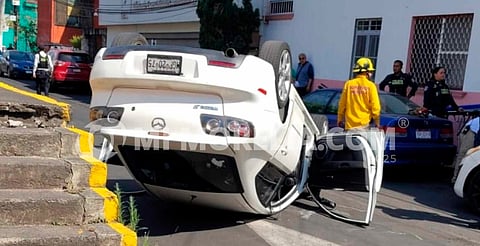 Mujer embarazada resulta herida tras volcar en su auto en Morelia