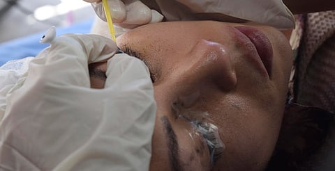 Mujer muere tras realizarse un procedimiento de cejas