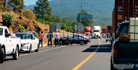 Aparatoso choque en la autopista Siglo XXI deja dos lesionados