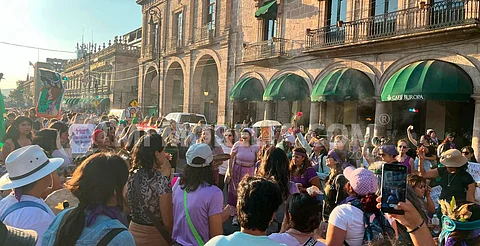 Policía Morelia detiene a dos hombres por alterar orden en marcha del 8M
