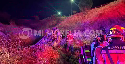 Camioneta cae a barranco en la Morelia-Maravatío; una adulta mayor resulta herida
