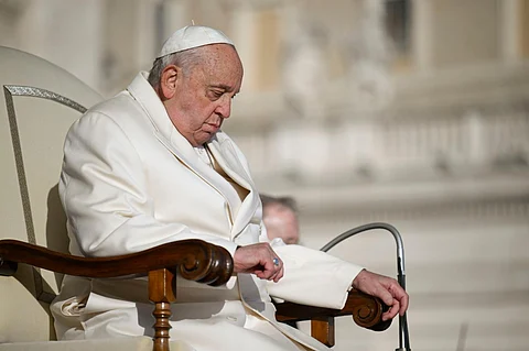 El Papa Francisco muestra mejoría, aunque seguirá hospitalizado