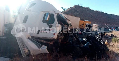 Reportan encontronazo entre 2 tráilers en la Pátzcuaro-Cuitzeo; hay 3 heridos graves