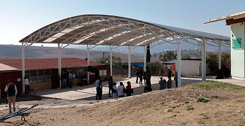 Con techumbres, Gobierno de Morelia mejora condiciones en escuelas y centros deportivos
