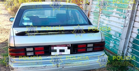 Reportan auto abandonado y resultó con reporte de robo, en colonia de Morelia