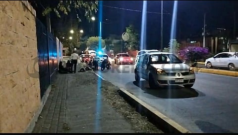 Auto y moto protagonizan choque en avenida universidad; hay 1 herido
