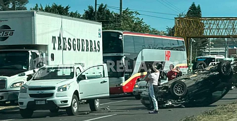 Auto volcado en la Morelia-Salamanca, abandonado por su dueño