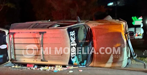 Vuelca camioneta en libramiento norte de Morelia; hay dos heridos