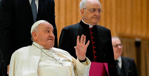 Papa Francisco muestra mejoría tras un mes hospitalizado en Roma