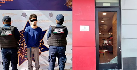 Detienen a hombre que robó una tele y se escondió en un contenedor de basura