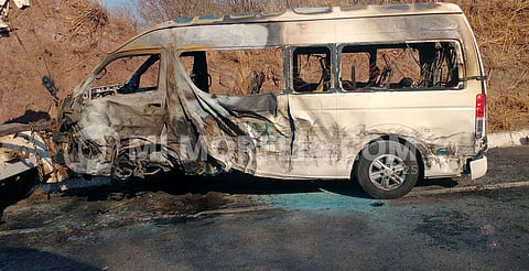 Camioneta tipo turismo se incendia tras choque contra camión militar, en la Siglo XXI