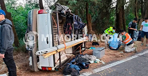 Lesionados 12 cortadores de aguacate al chocar contra camión y volcar su camioneta