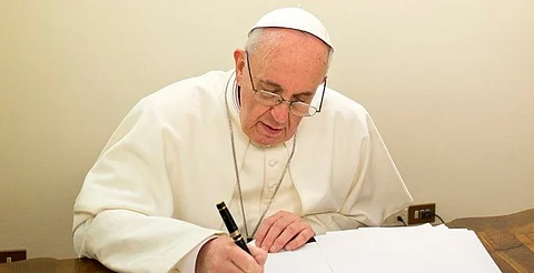 Papa Francisco abandona el hospital, pero seguirá tratamiento por dos meses más