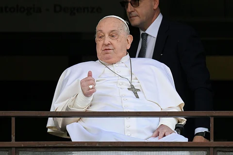 Papa Francisco es dado de alta, el mundo lo vuelve a ver desde el balcón del Gemelli