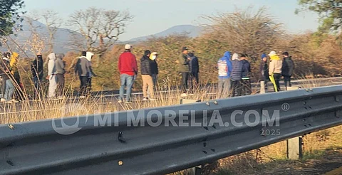 Normalistas retienen unidades y hacen boteo en carretera Morelia-Pátzcuaro