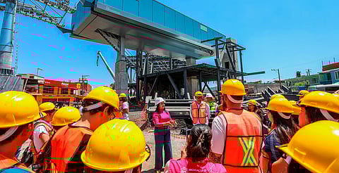 Gladyz Butanda y universitarios visitan teleférico de Uruapan