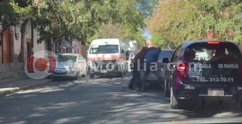 ¡Viernes bravo! Taxistas se pelean en la Madero; coche atajó empujones