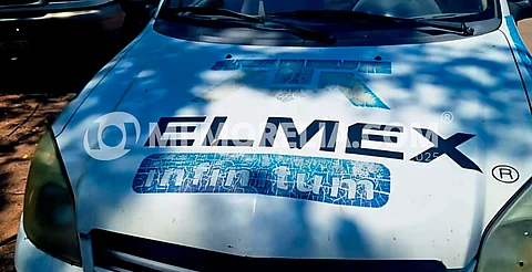 Empistolados retienen a empleados de Telmex y les roban una camioneta, en Apatzingán