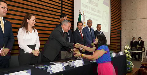 Investigación de punta en universidades de todo el mundo realizan egresados de la FIQ