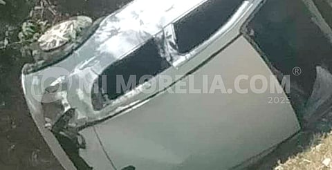 Auto vuelca en Tzintzuntzan y deja dos heridos; uno está grave