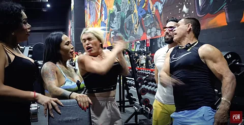 Konan Big da fuerte cachetada a Wendy Guevara frente a Pao y Kari