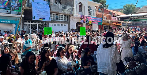 Con lonas y demandas, habitantes de Paracho reciben a Sheinbaum en Cheranástico