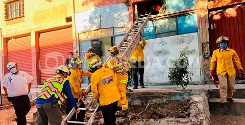 Cae dentro de su casa en Morelia; bomberos y paramédicos lo rescatan