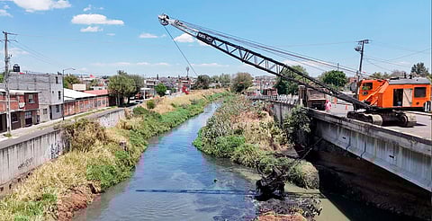 Inicia Ooapas dragado y desazolve en el dren de Los Itzícuaros