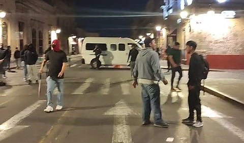 Moradores de casa Nicolaita cierran avenida Madero; Exigen la liberación de compañeros detenidos