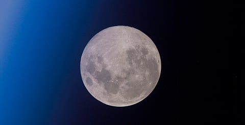 ¡Atención, amantes del cielo! Este fin podrán ver la Luna Rosa, una de las más especiales del año
